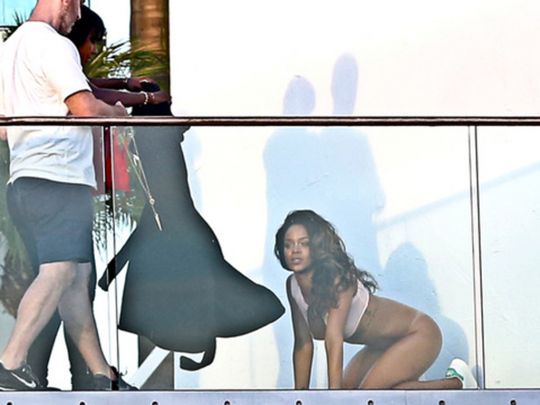 rihanna-posing-nude-naked-photos-0262-480w_139709954019___540x405