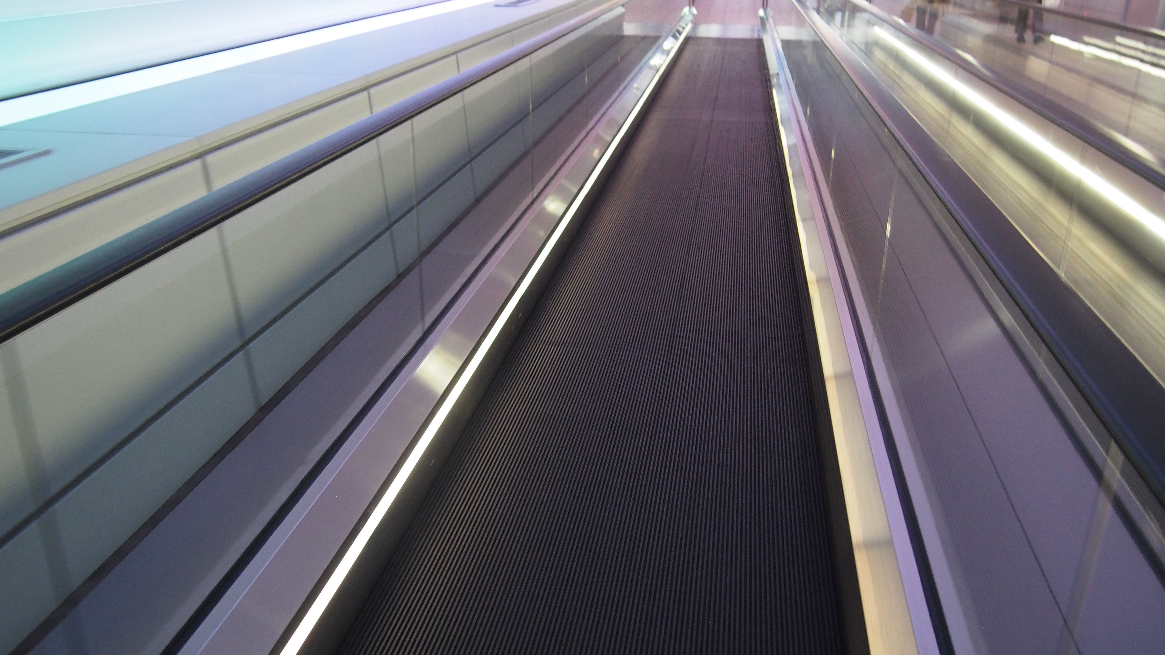 Moving walkway