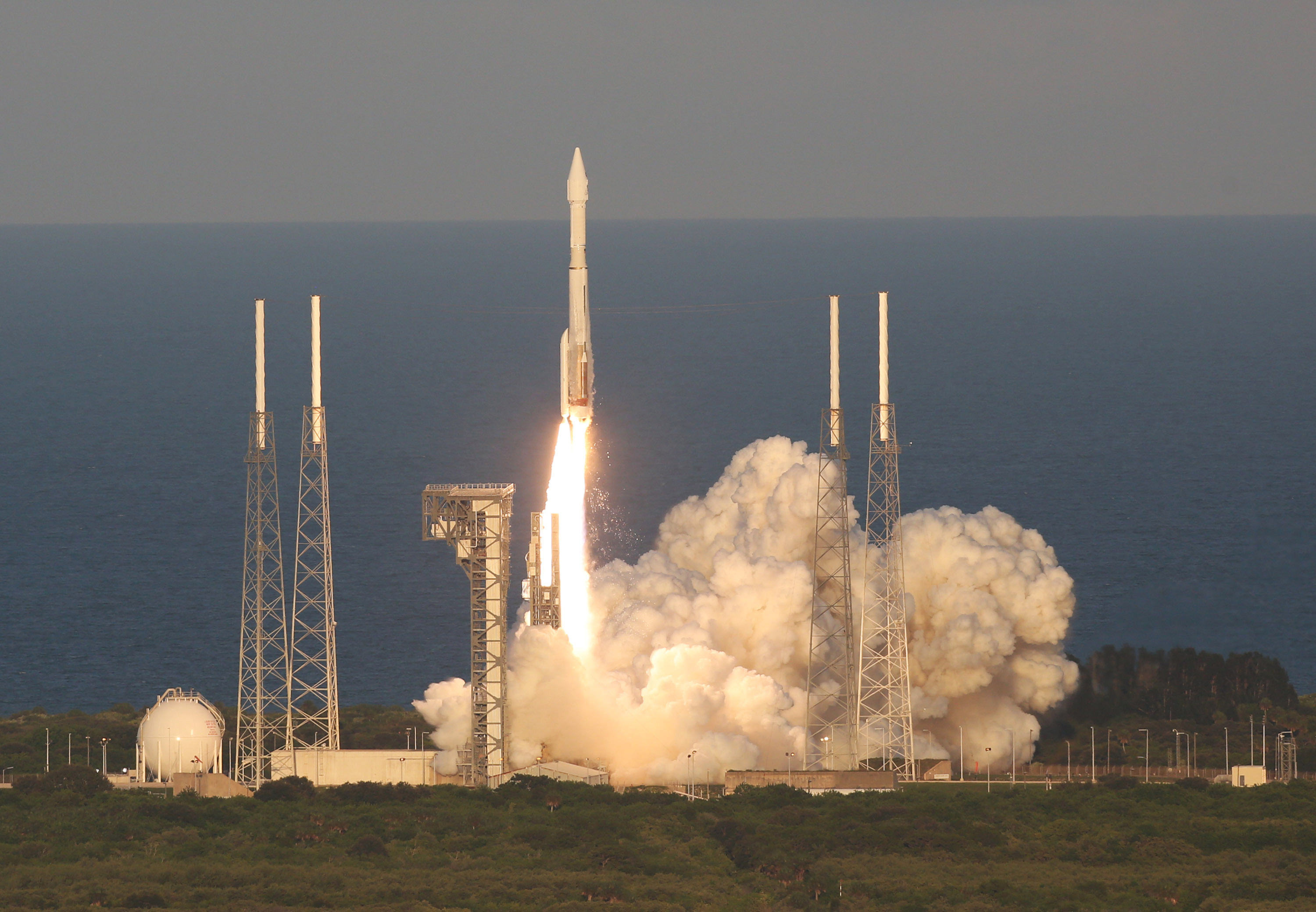 Spacecraft launches en route to asteroid