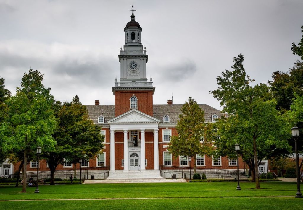 Trump congela fondos a Harvard por antisemitismo