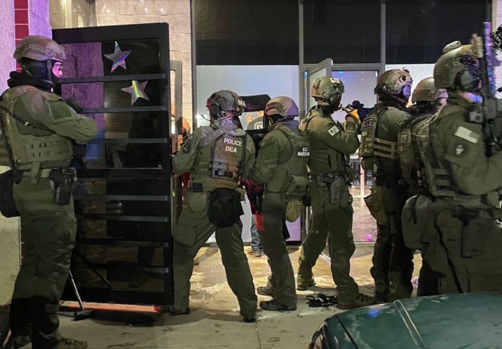 Más de 100 migrantes arrestados en redada en Colorado