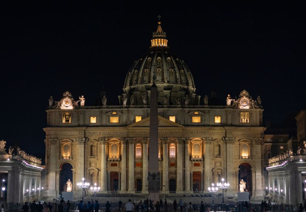 Vaticano corta señales para blindar cónclave papal