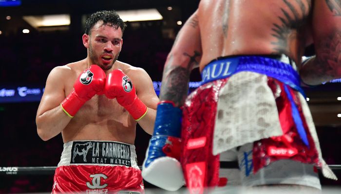 El nombre de Julio César Chávez Jr., hijo del legendario boxeador mexicano Julio César Chávez, volvió a los titulares internacionales, esta vez no por sus peleas en el ring, sino por un escándalo judicial y migratorio que lo coloca en el centro de la polém