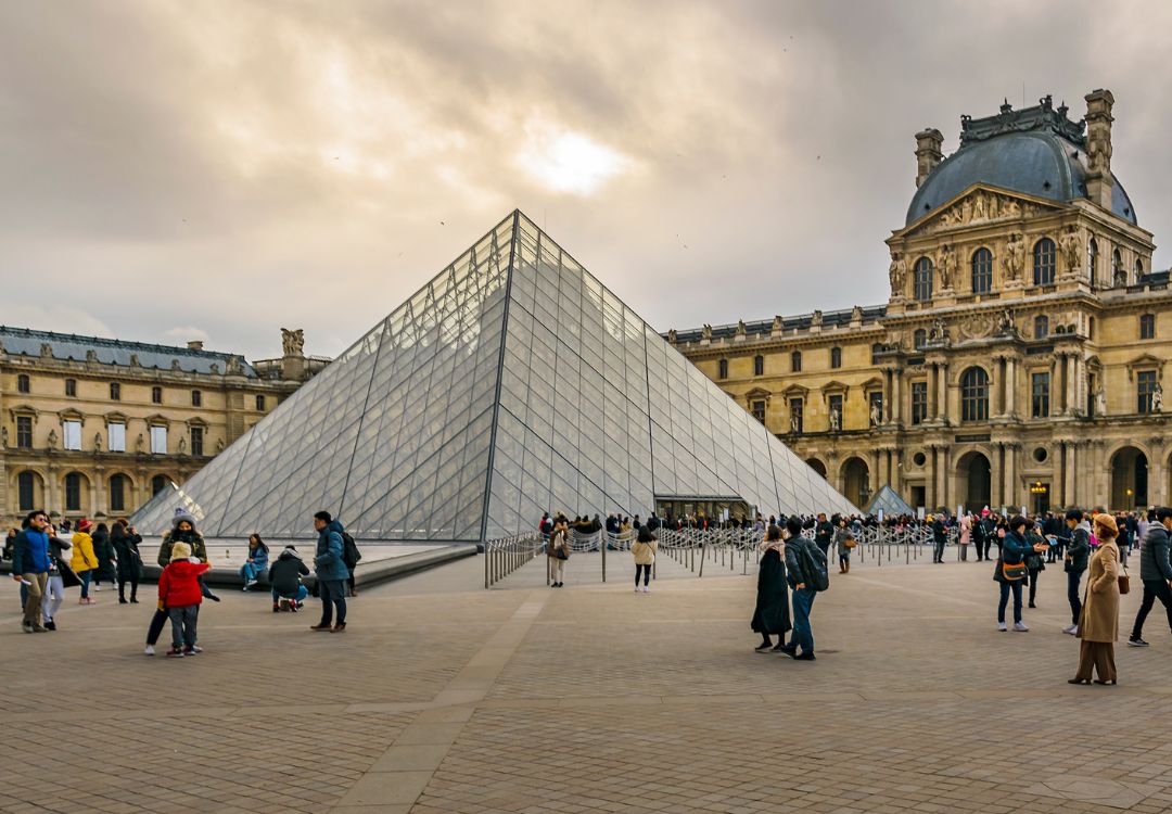 Asalto “de película” en el Louvre: sustraen ocho joyas históricas