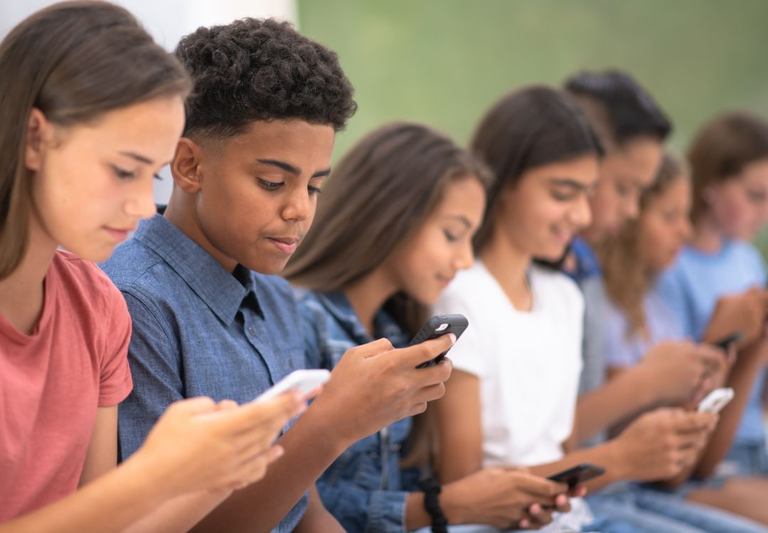 Prohibir el celular en clase: la apuesta educativa en EE. UU.